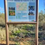 Señalización sostenible Turamiza en Fresno de Torote hecha con briks reciclados.