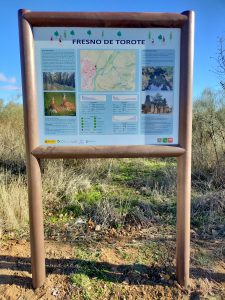 Señalización sostenible Turamiza en Fresno de Torote hecha con briks reciclados.