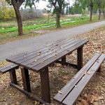 Mesa de picnic fabricada con brik reciclado instalada por Turamiza en Calles