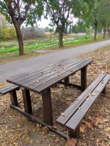 Mesa de picnic fabricada con brik reciclado instalada por Turamiza en Calles