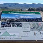 Panel informativo SL-CV 59 con mapa y perfil altimétrico de la Serra d'Ador.