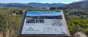 Panel informativo SL-CV 59 con mapa y perfil altimétrico de la Serra d'Ador.