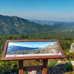 Mirador con panel panorámico e identificación de picos en La Casella, con señalética fabricada en plástico reciclado.