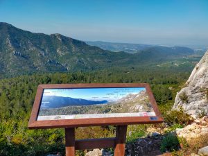 Mirador con panel panorámico e identificación de picos en La Casella, con señalética fabricada en plástico reciclado.