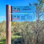 Baliza direccional Serracines con paneles de rutas y tiempos en entorno natural