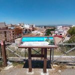 Panel de señalética sostenible en Riba-roja de Túria instalado frente al paisaje urbano y de montaña por Turamiza.