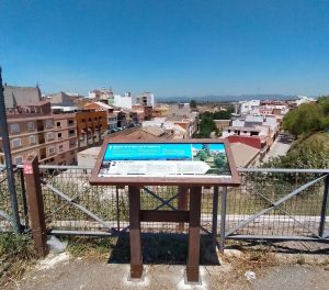 Panel de señalética sostenible en Riba-roja de Túria instalado frente al paisaje urbano y de montaña por Turamiza.