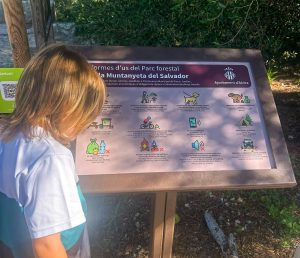 señalización de senderos naturales con atril interpretativo de Turamiza en el parque natural de Alzira
